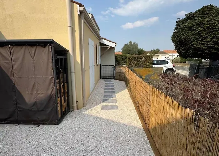 Privee Avec Jardin Angliers (Charente-Maritime)